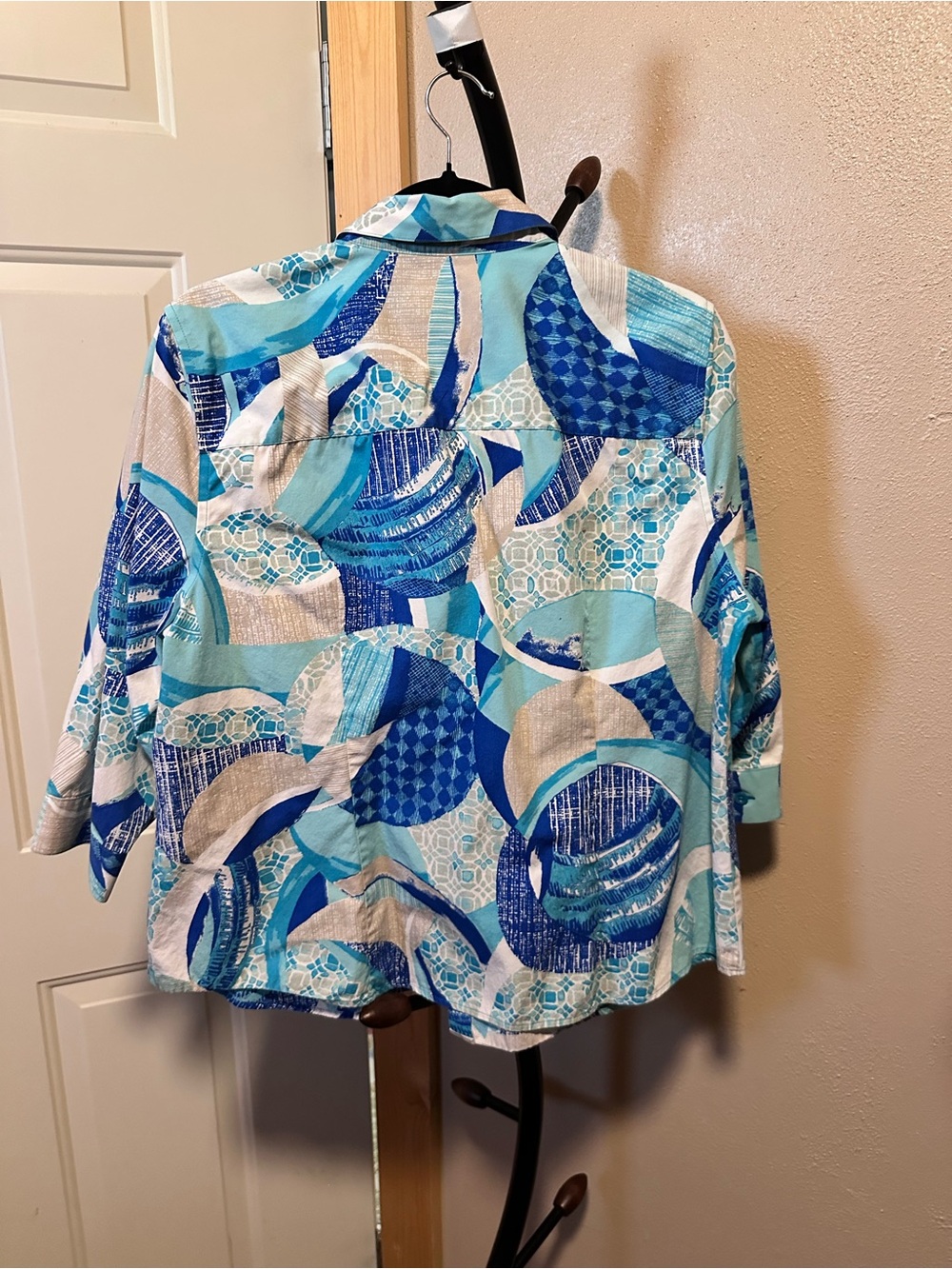 Chicos Blue Abstract Print Button-Up Shirt - Women - Picture 4 of 4